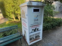 Cat food vending machine